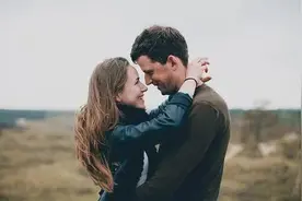 心理学：接吻时有这些表现的男生，是爱你太深了图片