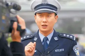 大家是否还记得谭sir，对，就是那个网红交警，他如今怎么样呢图片