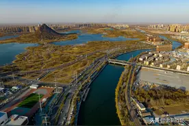 济南小清河上的桥丨二环东路高架桥畔，有一个纤夫造型的桥图片