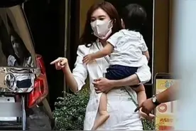 林志玲携一家四口罕现身！瘦得惊人腿上淤青瞩目，1岁儿子首露面图片