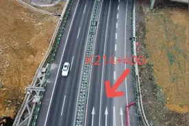 注意！峨汉高速峨眉山至大为段地面多处裂缝 应急施工交通管制图片