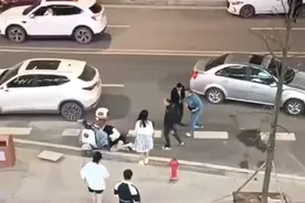 湖南一女子被当街踹飞事件后续，好友主动发声，更多细节曝光图片