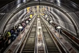 行李箱“从天而降”砸伤乘客!原来女子用扶梯运送，网友说出心声图片