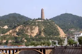 遵守交通规则 双手安全开车图片
