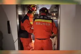 黑龙江哈尔滨 小姐姐困电梯被救，兴奋喊消防员太帅了图片