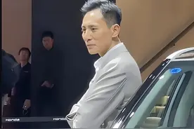 人民日报发文，47岁高调官宣喜讯的刘烨，让娱乐圈所有人刮目相看图片