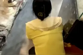 魔法打败魔法！河南一男子进店跪地讨钱，声称“没钱可以扫码”，店员也下跪对拜“逼退”男子：他笑了离开了图片