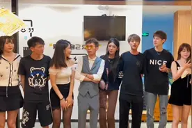 张嘉文跟童锦程同框，没想到还矮大半个头，160小个子实锤了图片