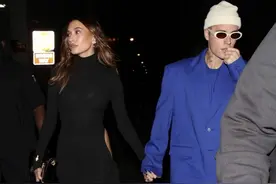 贾斯汀·比伯牵手妻子出行，又不好好穿裤子，边走路边啃手像奶狗图片