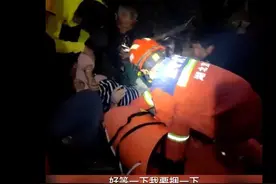 湖北宜昌一女子骑电动车摔下十米山坡，消防赶赴救援图片