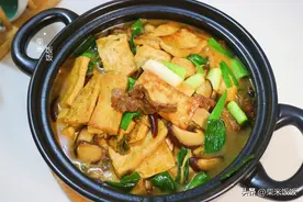 晚餐做了一锅炖菜，简单快手，荤素搭配，连汤都是鲜的图片