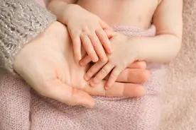 孩子指甲这4种表现是患病信号！第1种可能预示肿瘤图片