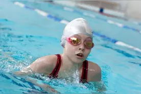 蛙泳最难的一步，能完成5次可以游起来！想不想挑战3节课游起来？图片