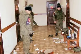 美国德州军事基地内，两名士兵举枪互射，一死一伤图片