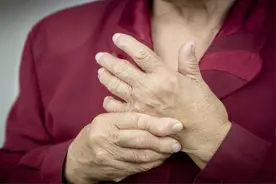 晨起双手发胀、僵硬、握不拢，一定是类风湿吗？有没有其他可能？图片