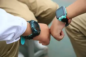 半月谈丨儿童电话手表藏网络沉迷隐忧：“定位手表”变“社交神器”？图片