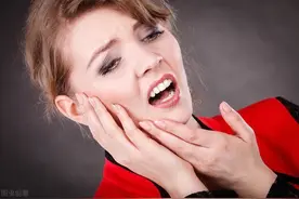 中老年人缺牙，选择固定假牙还是活动假牙好？牙医告诉你答案图片