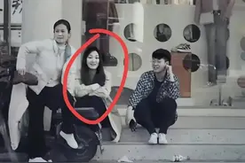 陈亚男近况曝光，与妈妈弟弟坐街边发呆，被嘲落魄了！图片