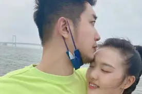 张常宁解锁女排新身份，去大连看海，被老公搂在怀里，闭目笑开花图片