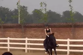 持靓行凶！谷爱凌马背炫腹！果然是运动女神天花板图片