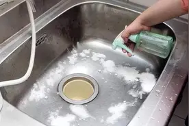 洗碗不要用洗洁精了，十年保洁阿姨教我几招，易清洁还不伤手图片