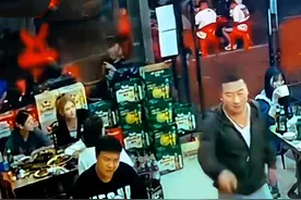 用脚踩头，用啤酒瓶砸脸，扯头发踹胸口，陈继志红眼了谁都拦不住图片