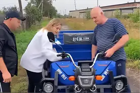 为讨好俄罗斯老丈人，中国小伙连送2辆小电驴，网友：村里横着走图片