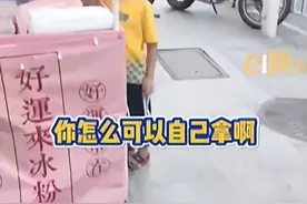 男孩找摊主要糖被拒直接上手拿，摊主：不认识，之前已经给过一次糖图片