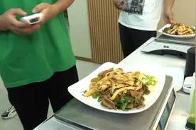 点餐称重被多收钱！失误还是“反向抹零？”消费者要求原路退款！商家→图片