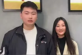 朱之文懒理陈亚男，一身红衣现身商演，儿子朱小伟又成“香饽饽”图片