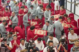 团扇、马鞍、合卺——盘点海峡两岸七夕牵手会上的传统婚俗图片