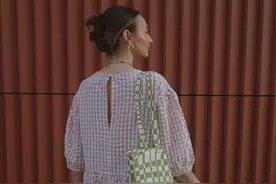 夏天别再披头散发，今年时髦精都爱“鲨鱼夹发”，随便搭时髦洋气图片