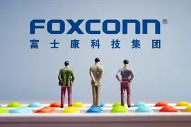 急招工人！富士康在郑州高速路口“抢人”，奖金最高8500元图片