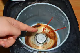 “电饭煲”里外全是脏东西，教你一个小妙招，1分钟轻松擦干净图片