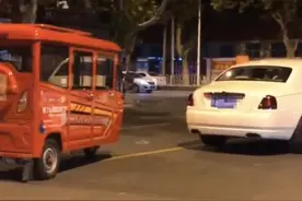 山东临沂一大爷驾三轮车追尾劳斯莱斯，致后备厢部分凹陷，业内：修复费用估计要数万元图片