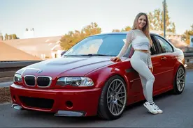 身材火辣笑容甜美的小姐姐，竟是德系老车专业户图片