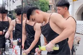 四川一高校男生赤膊摆摊卖手打柠檬茶人气爆棚，网友：你们是懂流量密码的图片