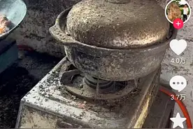 男子亮厨艺，厨房环境惹人爆笑，网友：厨房是清朝的还是明朝的？图片