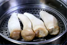 杏鲍菇放锅中蒸一蒸，实在太好吃了，鲜香爽滑，营养解馋又下饭图片