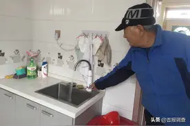 包保部门齐助力，临江市望江村把山泉水引进村，新年喝上了放心水图片