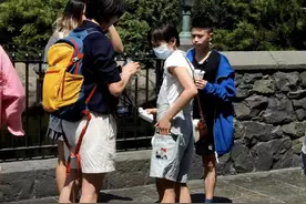 16岁全红婵度假，陈芋汐陪同！哥哥爬树摘荔枝，80岁爷爷精神抖擞图片