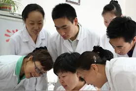 一把修脚刀 两代人传承——母女两代人坚守擦亮行业金字招牌图片