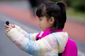 令全网愤怒的“一个新书包”事件，扯下了无数家庭的遮羞布图片