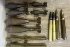 旧物市场惊现“狠”物 男子竟然当街售卖图片