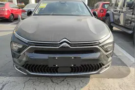 到店实拍雪铁龙凡尔赛，空间一般，内饰一般，白色外观亮眼图片