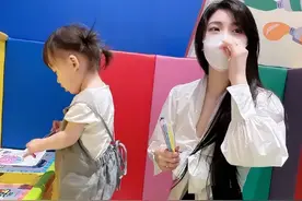 90后家长穿超短裙接娃，和旁边的家长形成鲜明对比，众人面色复杂图片