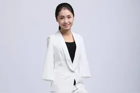9岁因电击失去双臂，杨佩却靠双脚刺绣改变人生，最终嫁给了真爱图片