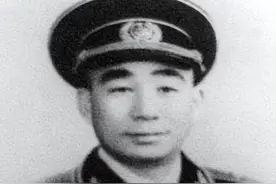 04年易耀彩儿子为父修坟，发现旁边多出新坟，范景阳：这是你张妈图片