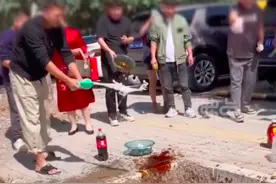 新郎蹲坑里遭亲友泼酱油香醋，朋友：在场没有外人，大家都这样玩图片