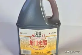 农民在打农药的时候要加点食用醋，有两点作用，掌握用量效果好图片